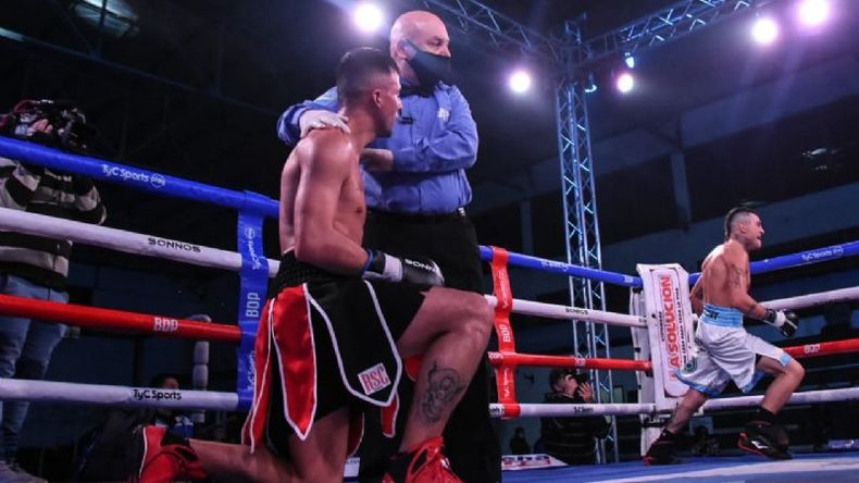 Yoel ganó por nocaut técnico. Fotos: Boxeo de Primera (TyC Sports)..