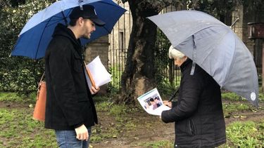 PARAGUAS. Pablo Donoso caminó bajo la lluvia. .