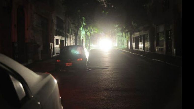 Así en el verano como en el invierno. Los cortes de luz, no cesan..