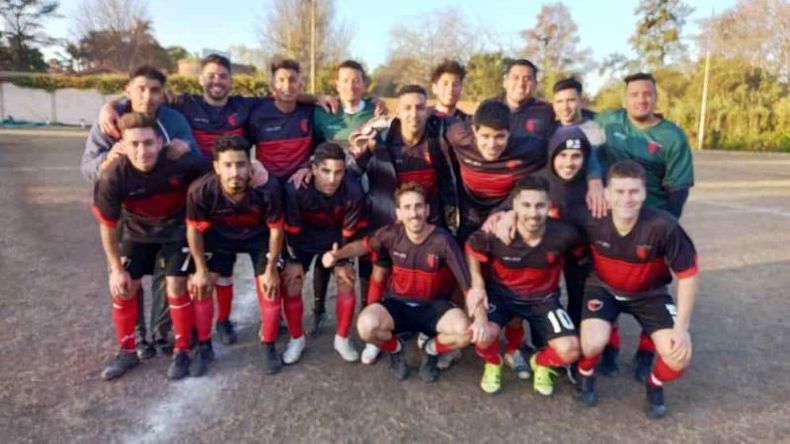EQUIPO. El plantel de Derqui que el viernes ganó en Don Torcuato..