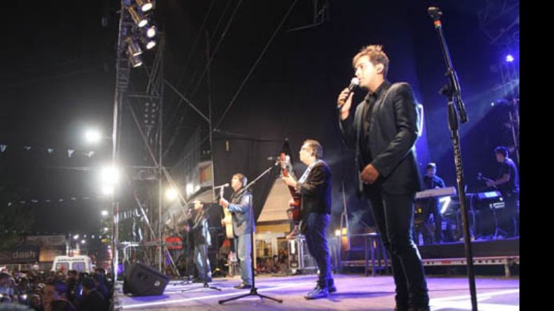 Ya pasada la medianoche, Los Nocheros se subieron al escenario de la 12 de Octubre. Cantaron un hora y repasaron sus hits..