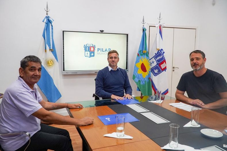 MESA DE NEGOCIACIN Luis Molina del Sindicato Municipal junto a Achval y el secretario de Gobierno Santiago Laurent
