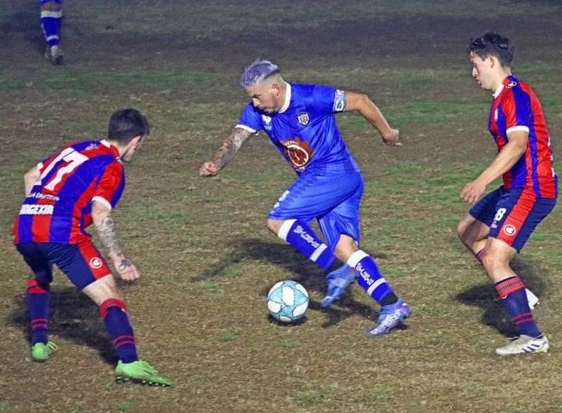 SALIDA. Ezequiel Huguetti lleva la pelota para Metalúrgico.