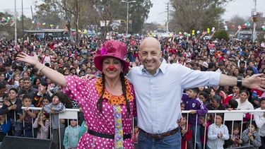 DÍA DEL NIÑO. La candidata a concejal, Inés Ricci, vestida de payaso, junto a Ducoté, en la celebración del domingo en Derqui..