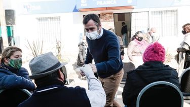 SALUDO. Achával dialogó con los vecinos tras en el acto en La Pilarica..
