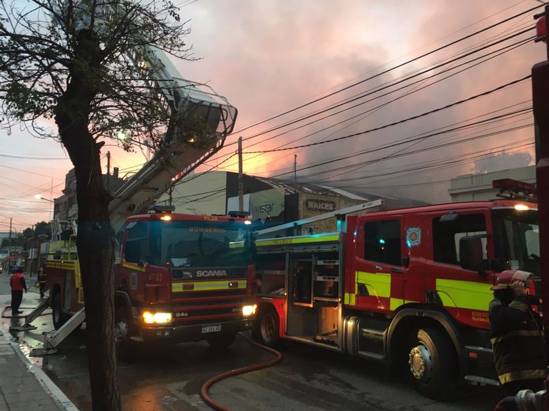 El incendio afectó a dos locales de la calle Rivadavia.&nbsp;