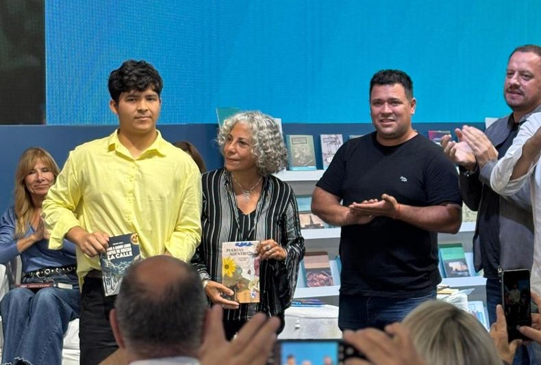 Bruno Tapia y Lucila Adela Guzmán, ganadores de Pilar Escribe, agasajados en la Feria del Libro.