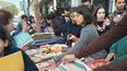 La Biblioteca Popular Bartolomé Mitre organizó una nueva suelta de libros en su vereda.