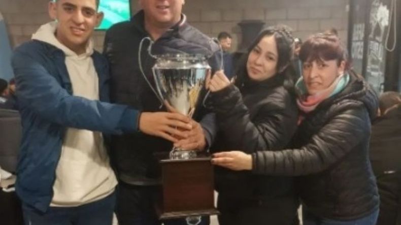 El Colo González, DT de La Fraternidad, y un festejo en familia..