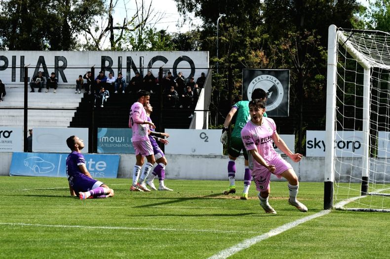LAMENTO. Cristian Broggi queda en el piso tras marcar en contra de su valla el 2-0 de Real Pilar. Valentín Mancini sale gritando la conquista.