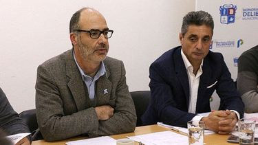 REUNIÓN. El Jefe de Gabinete, Jun Pablo Martignone (izq.), explicó el presupuesto provincial, aprobado hace dos semanas..