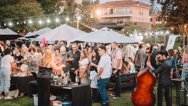 Pueblo Caamaño recibirá una nueva edición de la Feria de Vinos de La FabrikHa Wine Experience Outdoor.