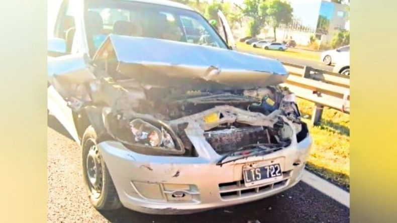 El accidente involucró a un automóvil y a una camioneta. Ambos resultaron dañados. Foto @juancaimpacto.