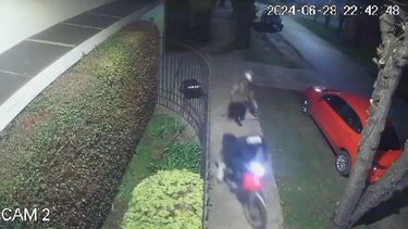 HUÍDA. El ladrón escapó a toda velocidad hacia la calle Guido.