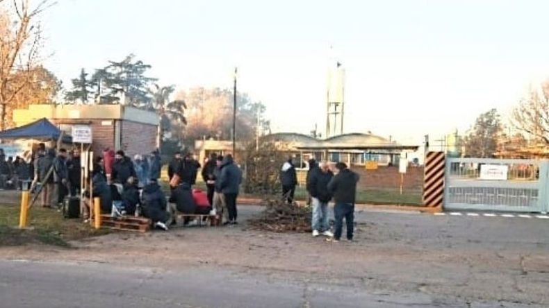 Durante el conflicto, los trabajadores bloquearon el ingreso de algunos camiones. Foto @juancaimpacto.