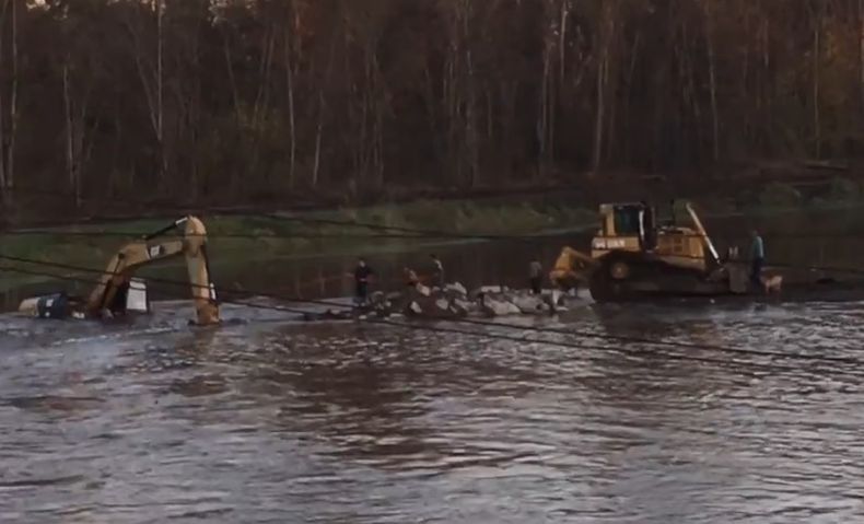 La retroexcavadora sigue en el río Luján.
