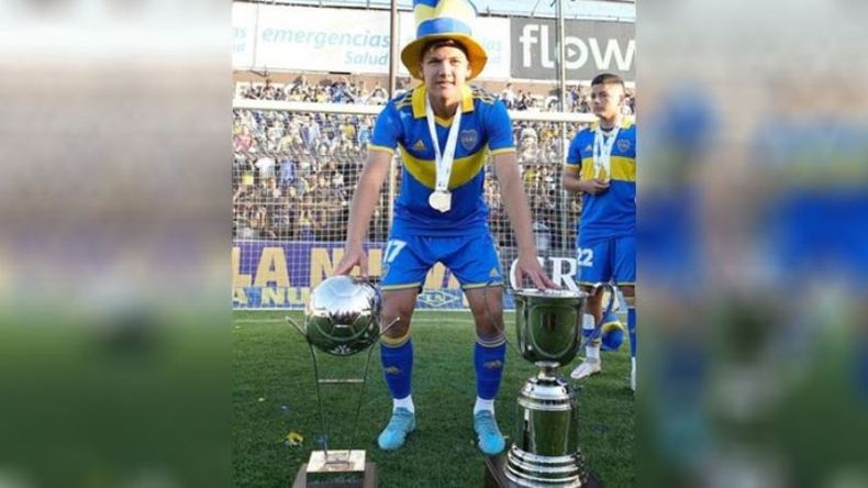 BICAMPEÓN. Rodríguez posa con las copas de Reserva y Cuarta..
