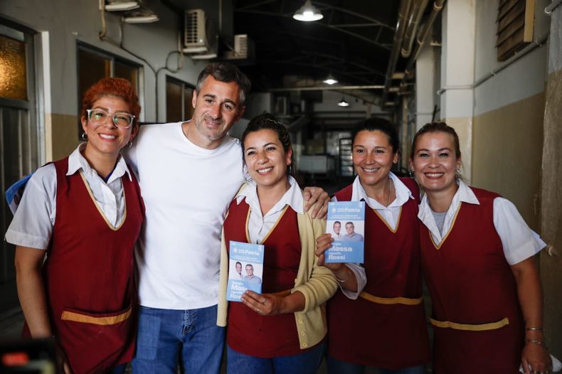 CAMPAÑA. Achával con las trabajadoras de una panadería de Derqui, con la boleta de Massa. &nbsp;