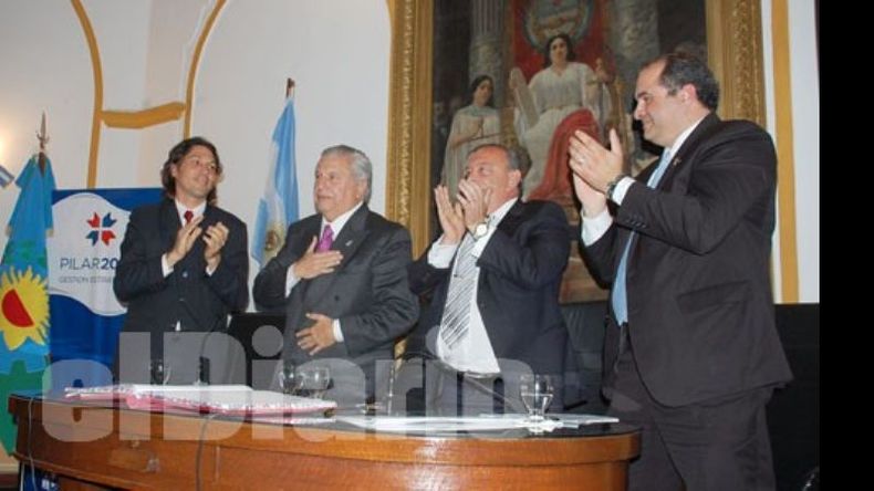 Marcelo Castillo, emocionado, durante el homenaje que le rindieron el lunes..
