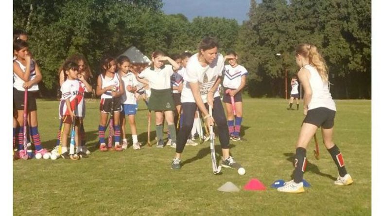 PRÁCTICA. Ayelén le enseña a las chicas las técnicas del juego..