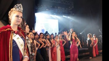 Roxana Deis, la reina saliente antes de entregar la corona, junto a las aspirantes..