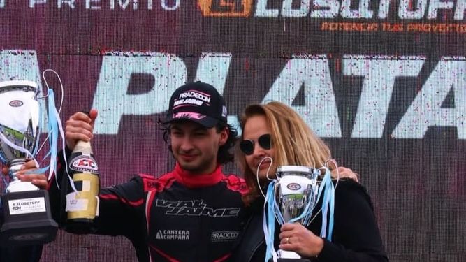 PODIO. Jaime festejó su podio junto a su mamá.