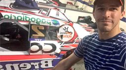 REPARACIÓN. Rossi en el taller del Nova Racing, con el Ford de fondo. .