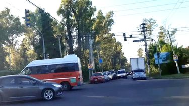 Podrían por favor dar a conocer que el semáforo de Ruta 25 y Chubut está sin funcionar desde hace más de 20 días? Es increíble que pasen los días y nada. Ni siquiera personal de Tránsito en hora pico. Hice el reclamo en la App Mi Muni y bueno, les solicito si lo pueden visibilizar. Gracias! Mariana.