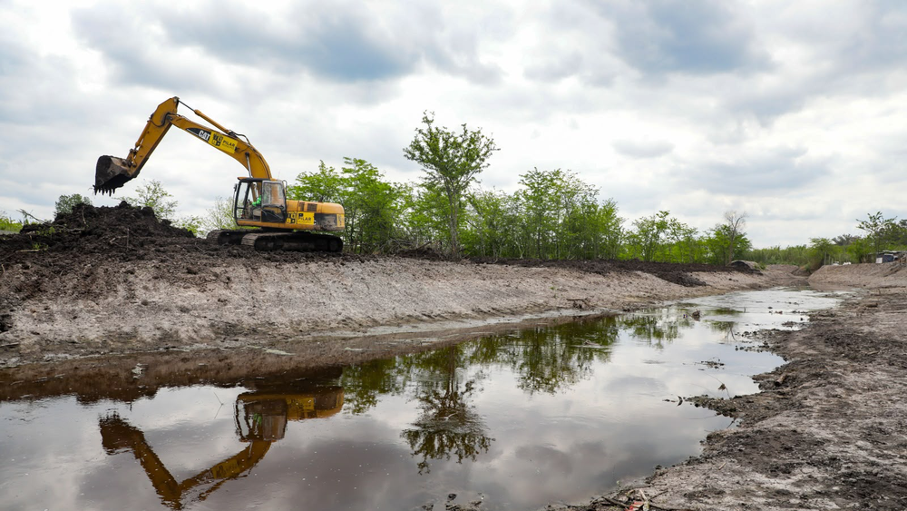 TRABAJOS. Esta semana, el Municipio realiza tareas de limpieza en el arroyo Carabassa.