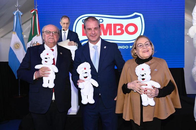 El secretario de Industria y Desarrollo Productivo, José Ignacio de Mendiguren, el gerente general de la empresa, José Zavalía Lagos y la Embajadora de México en la Argentina, Lilia Rossbach Suárez.&nbsp;