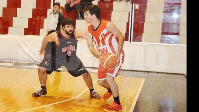 OPORTUNISTA. Thomas Lynn definió la pelota del partido para el triunfo del Rancho..
