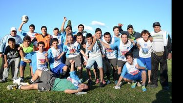 Jugadores y cuerpo técnico de Flecha Azul celebran el triunfo ante Colectividad Boliviana..