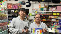 HISTÓRICO. Alfredo Ventura, en su local de la calle Tomás Márquez, con el álbum del Mundial. HISTÓRICO. Alfredo Ventura, en su local de la calle Tomás Márquez, con el álbum del Mundial.