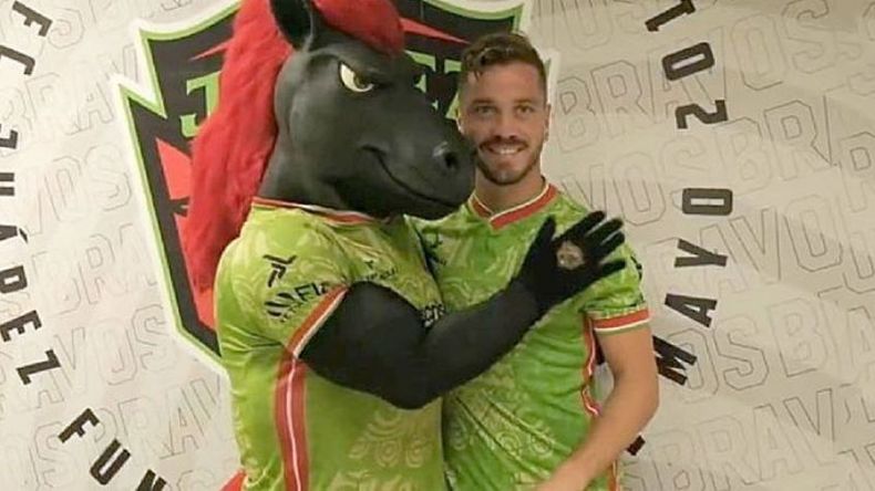 BIENVENIDA. Molina con la mascota de FC Juárez..