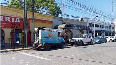¿Es necesario que la calle sea un estacionamiento de autos hechos percha y no se pueda estacionar en ninguna parte de la calle de la Comisaría de Pilar? ¿Que no tienen un predio en donde dejar los autos secuestrados/robados/recuperados/chocados? Es una vergüenza. Carito Aguirre..