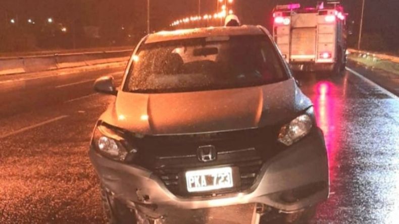 El conductor perdió el control del vehículo, que terminó impactando contra el guardarrail..