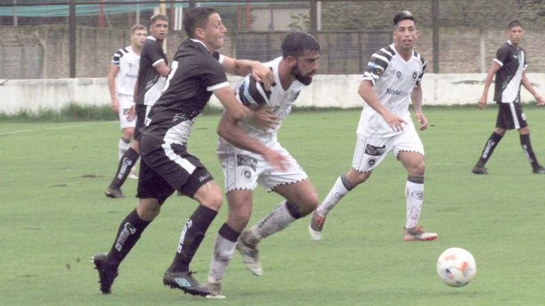 ES UNA LUCHA. Arricau pelea con un defensor. Esta vez no pudo marcar. (FOTO: PRENSA REAL PILAR)..
