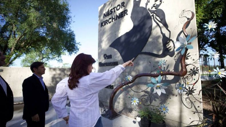 Cristina frente al mural de Néstor, inaugurado días atrás en el polideportivo municipal. .