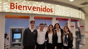 STAFF. Parte del equipo de trabajo de la nueva sucursal..
