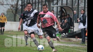 Ruiz marcó por 7ª vez dos goles en un partido, con la camiseta de Fénix..