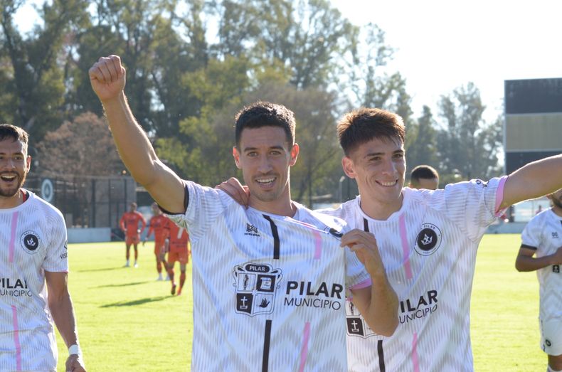 Mathías Crocco muestra el escudo tras marcar el segundo gol. Axel Abad se suma al festejo.&nbsp;