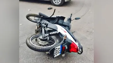ACCIDENTE. La moto de la víctima quedó tendida en el asfalto, sobre la Ruta 8