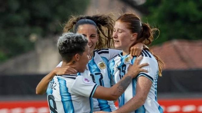 ABRAZO DE GOL. Paz festeja con Núñez y García el tanto de la victoria argentina.