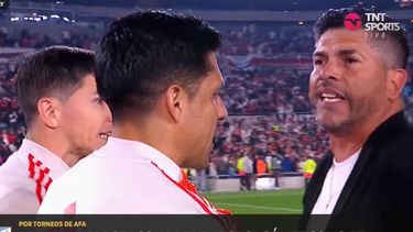 Sergio Gómez es calmado por Nacho Fernández y Enzo Pérez.