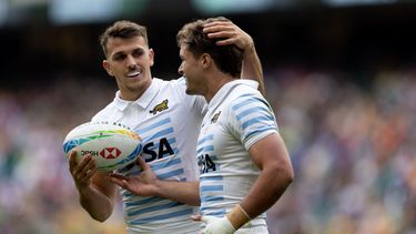 Tobías Wade saluda a Tomás Elizalde en otra clasificación de Los Pumas 7s.