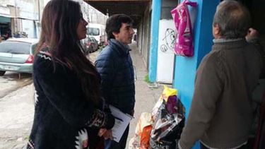 RECORRIDA. Álvarez y Lagomarsino dialogaron con los vecinos. .