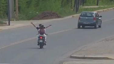 La pareja circulaba en moto por la Avenida Madero (ruta 26).