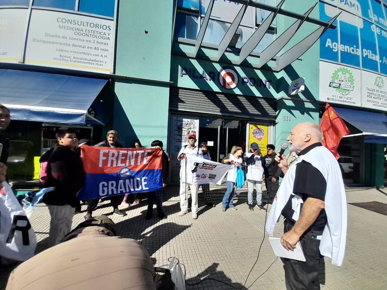 Agrupaciones políticas y gremiales se movilizaron hoy a la sede de Ruta 8 e Ituzaingó.