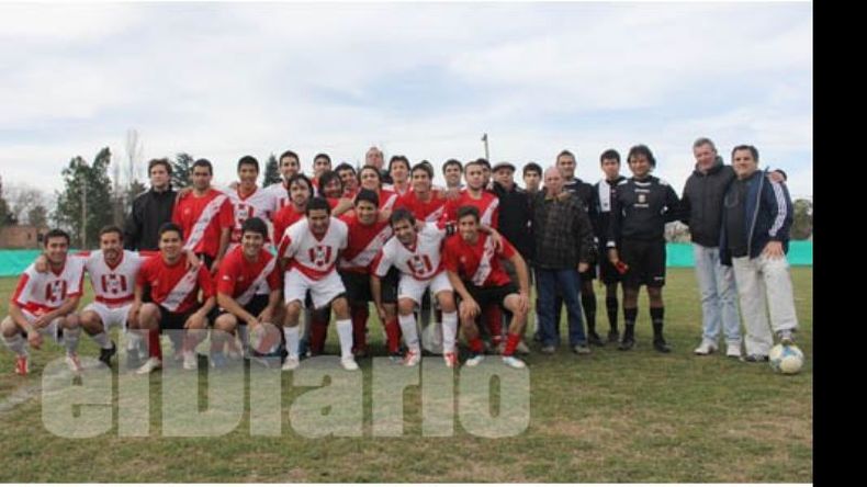 Jugadores, técnicos y dirigentes de Sportivo y Atlético, posan para El Diario..