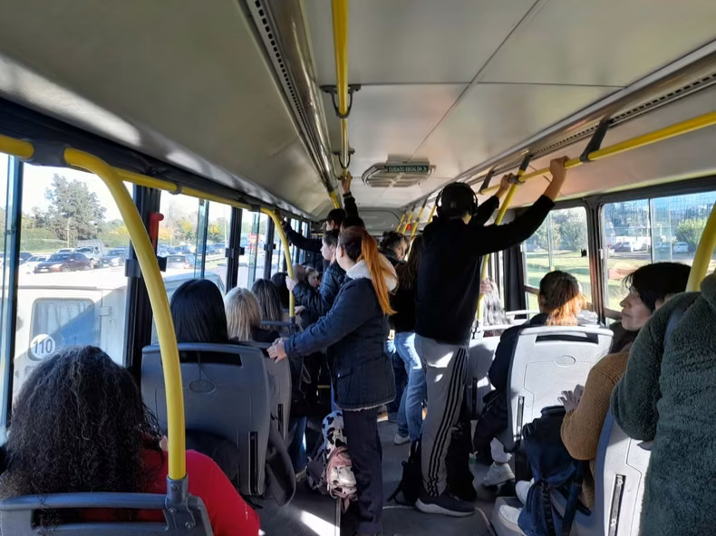 IMPARABLE. El boleto de colectivos en la provincia subirá un 5%.